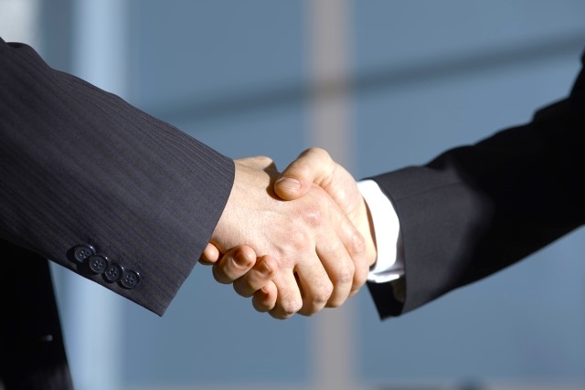 ビジネスマンが握手をしている画像